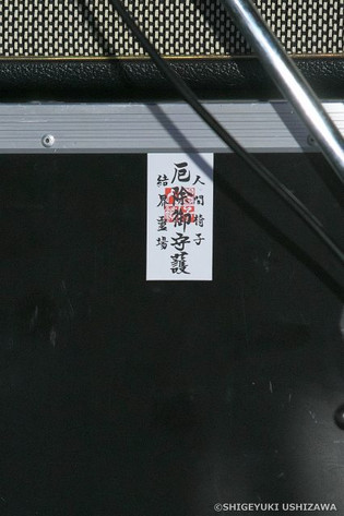 100v